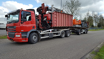 Vrachtwagen met containers klaar voor plaatsing