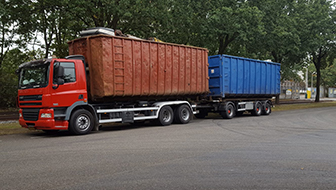Vrachtwagen met containers